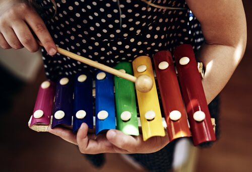 Kinderen zijn dol op speelgoed muziekinstrumenten