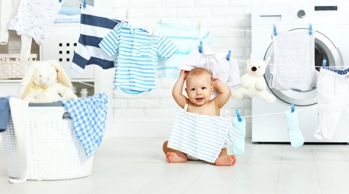 Kind tussen slingers van kleding