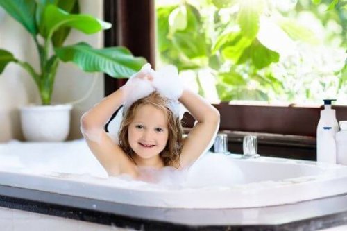 Wanneer kunnen kinderen zelf in bad gaan?
