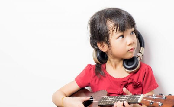 Meisje leert gitaar spelen