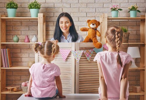 Moeder speelt poppenkast