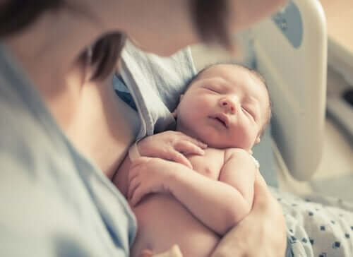 Een pasgeboren baby in het ziekenhuis