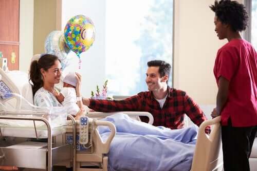 Het bezoeken van een pasgeboren baby in het ziekenhuis