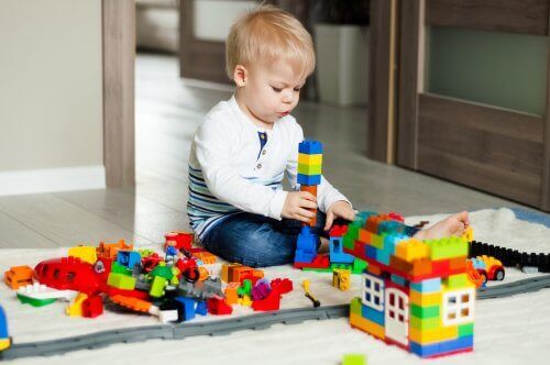 Dreumes speelt met blokken
