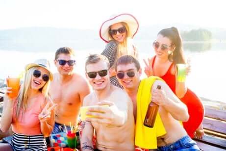 Groep vrienden maken een selfie