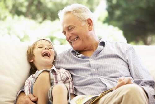 Opa en kleinkind lachen samen