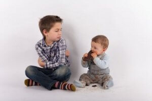 Jaloezie voorkomen na de komst van een broertje of zusje