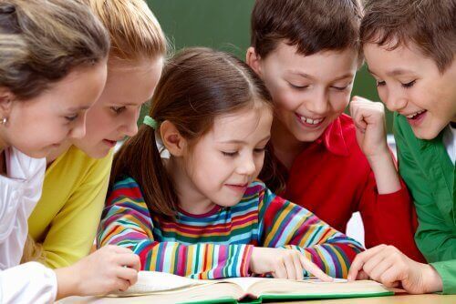 Schoolkinderen lezen samen een boek