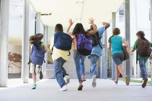 Kinderen rennen door de school