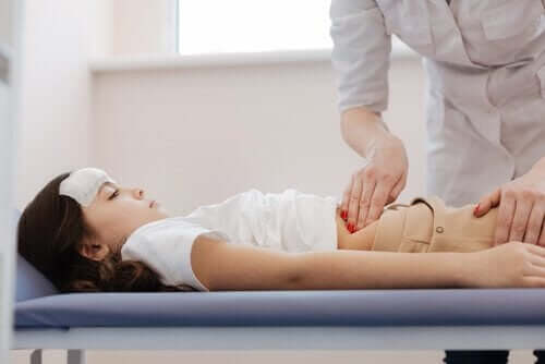 Meisje met symptomen van blindedarmontsteking