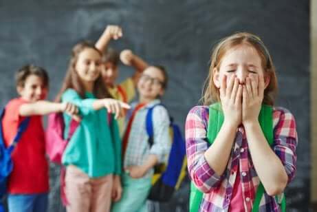 Kinderen lachen een meisje uit