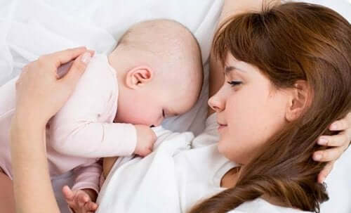 Een moeder met haar baby