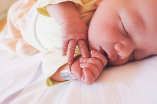 Een baby slaapt na zijn geboorte