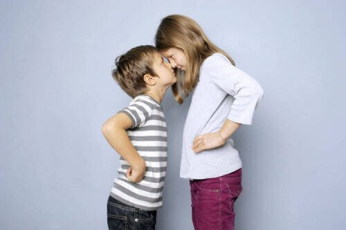Broer en zus maken ruzie