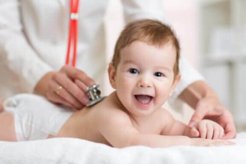 Een baby bij de dokter