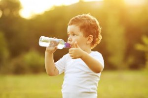 Wanneer leer je je kind uit een beker te drinken?