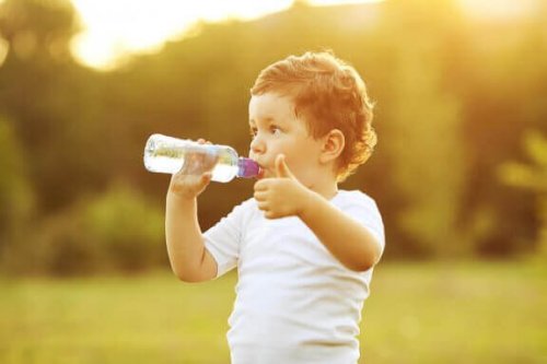 Wanneer leer je je kind uit een beker te drinken?