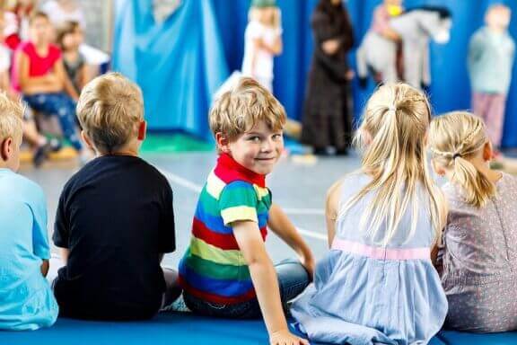Kinderen zitten in een kring