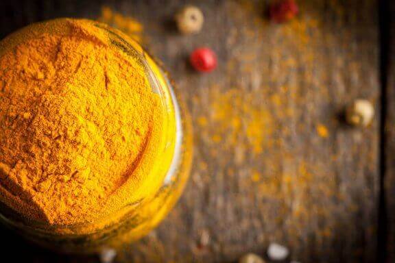 Bakje met kurkuma