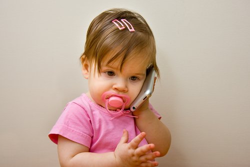 Meisje probeert in telefoon te praten