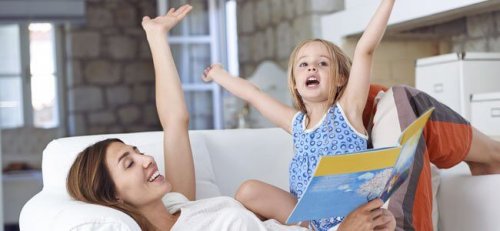 Moeder en dochter lezen samen