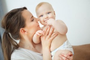 Waar ruikt een pasgeboren baby naar?