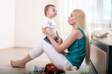 Moeder stimuleert baby om te gaan praten