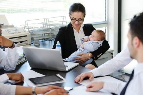Moeder met baby op het werk