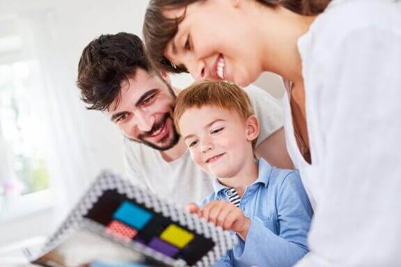 Ouders en hun enige kind kijken in een boek