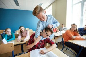 Wat te doen als je kind zijn klasgenoten slaat