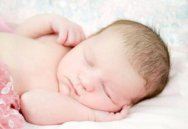 Slapende pasgeboren baby