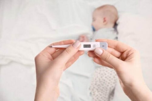 Een baby met koorts