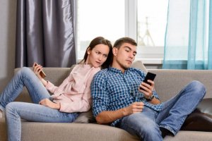 De sociale media van je partner checken, wel of niet?
