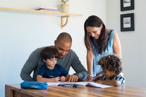 Kinderen helpen bij hun huiswerk