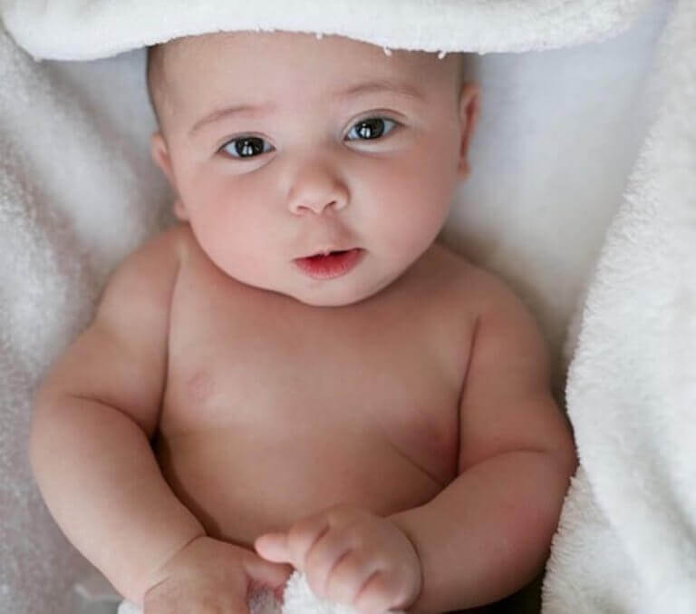 Baby in een witte deken