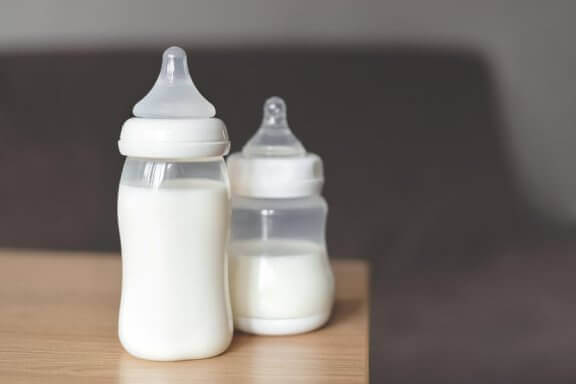 Twee flesjes melk