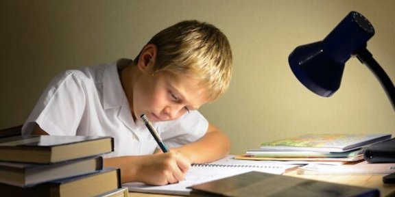 Jongen zit aan een bureau