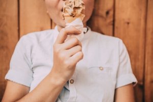Hoe vlekken uit witte kleding te verwijderen