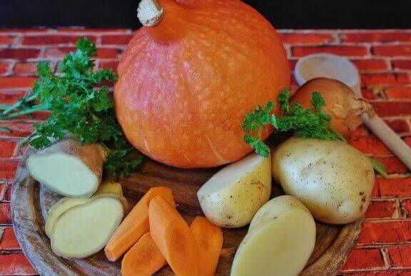 Bord met worteltjes en aardappels