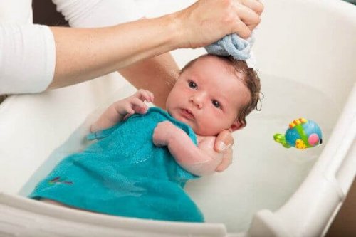 Een baby in bad