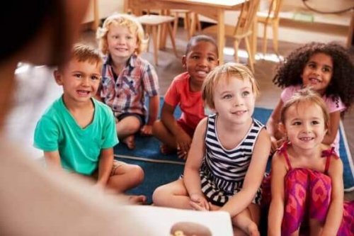 Een groepje kinderen luistert aandachtig