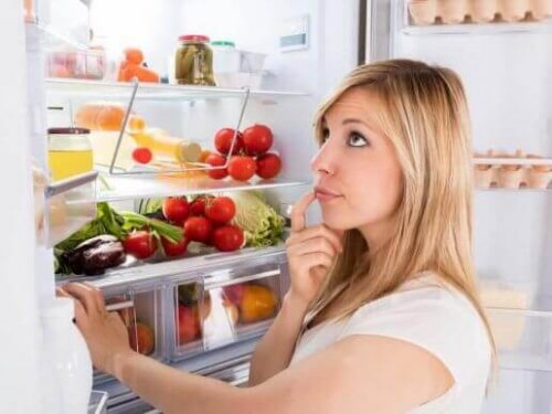 Een vrouw bij de koelkast