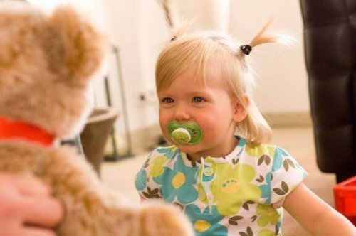 Een meisje met een knuffelbeer