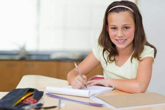 Kind zit aan haar studiebureau