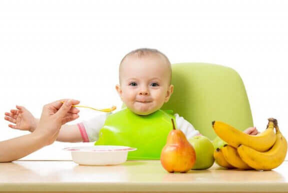 Kindje eet fruit