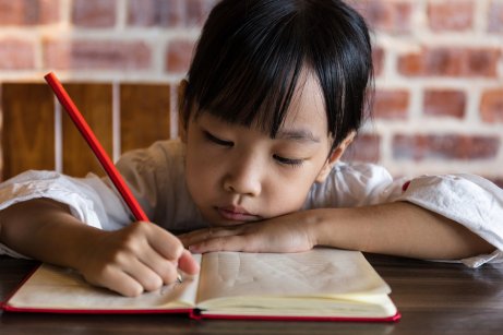 Chinees kindje is aan het schrijven