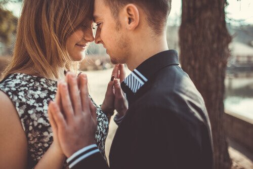Man en vrouw kijken verliefd naar elkaar