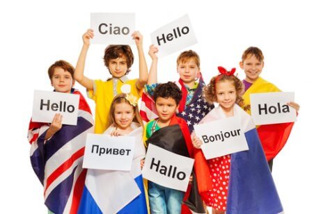 Kinderen zeggen in verschillende talen hallo