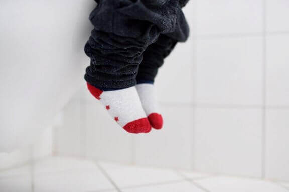 Voetjes met sokken bij de wc