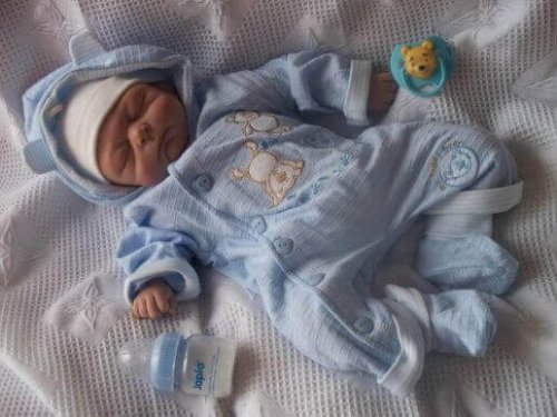 Baby slaapt in pyjama